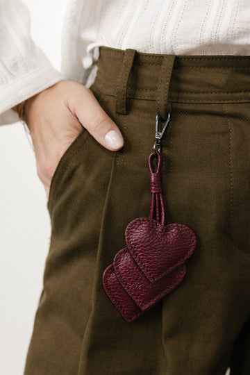 SKÓRZANY BRELOK TRES CORAZONES BURGUND